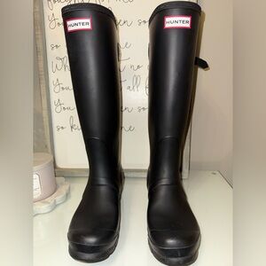 Hunter Classic Black Waterproof Boots.
Gently used exterior, Women’s size 7